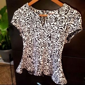 🎁3/$10🔴Black white floral perfume cap sleeve top